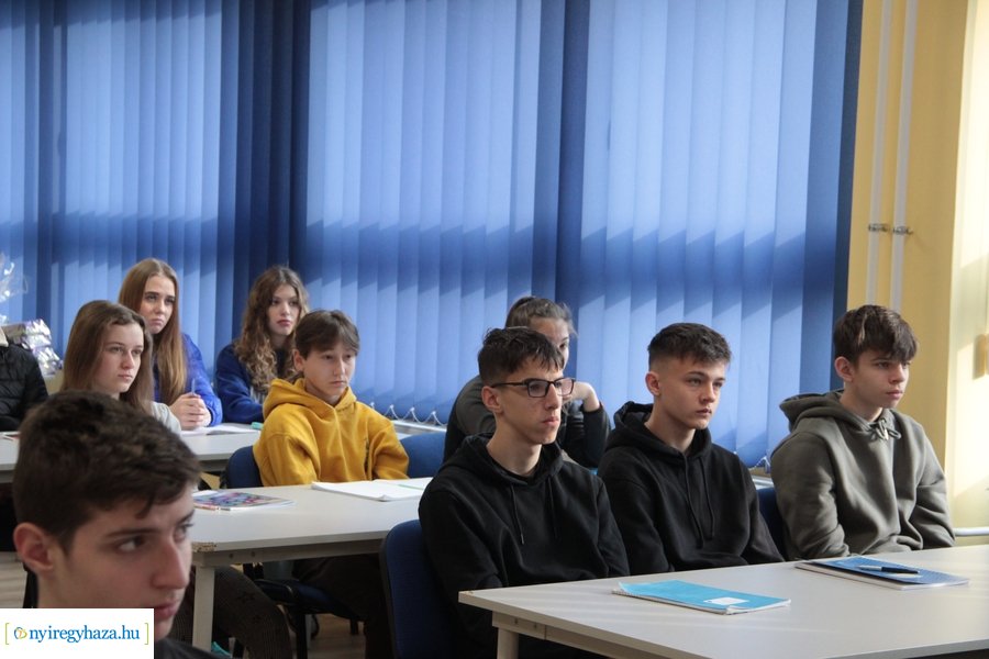 Honvédségi előadás a Vasvári Pál gimnáziumban