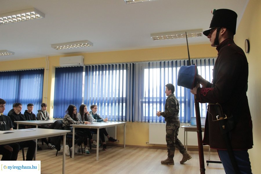 Honvédségi előadás a Vasvári Pál gimnáziumban