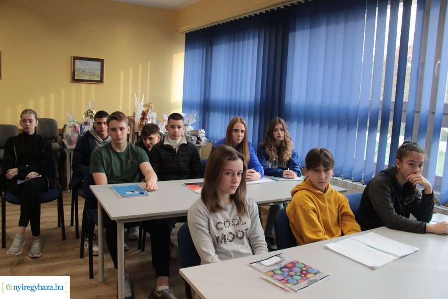 Honvédségi előadás a Vasvári Pál gimnáziumban