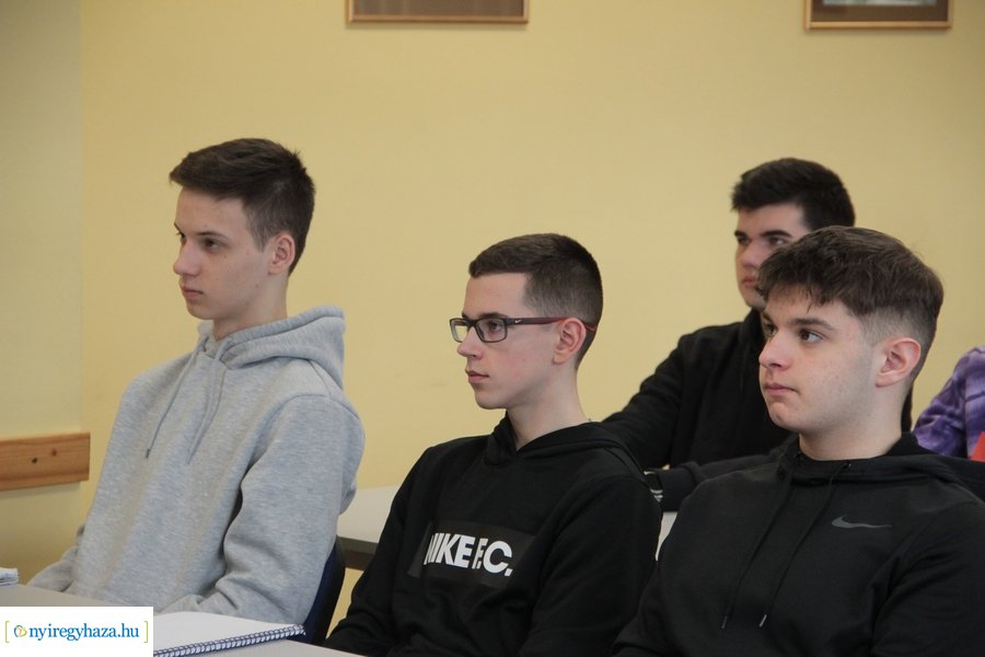 Honvédségi előadás a Vasvári Pál gimnáziumban