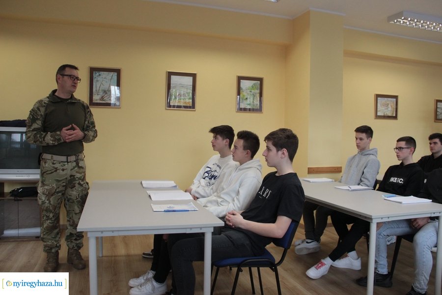 Honvédségi előadás a Vasvári Pál gimnáziumban