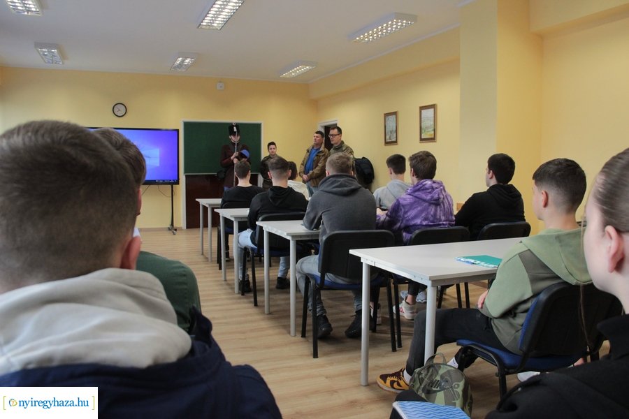 Honvédségi előadás a Vasvári Pál gimnáziumban