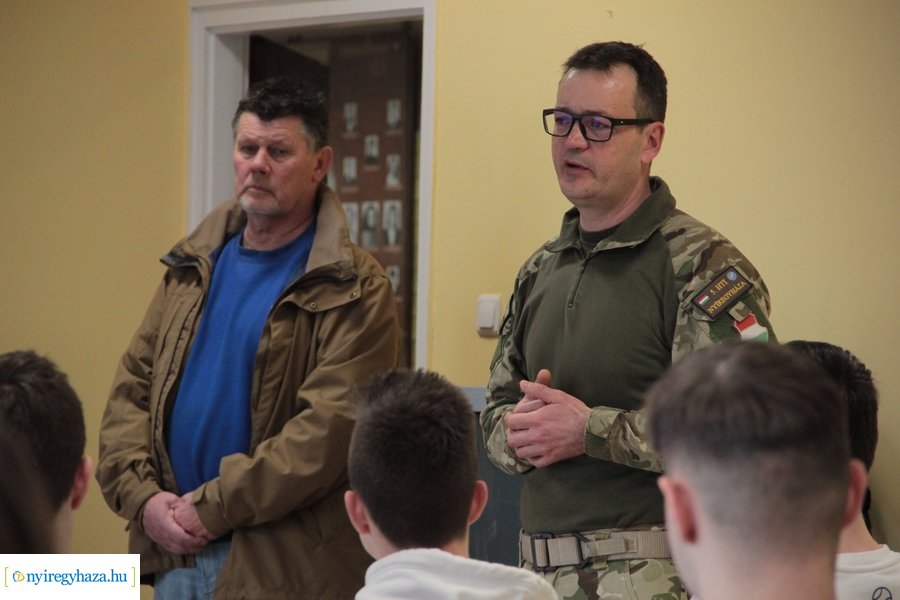 Honvédségi előadás a Vasvári Pál gimnáziumban