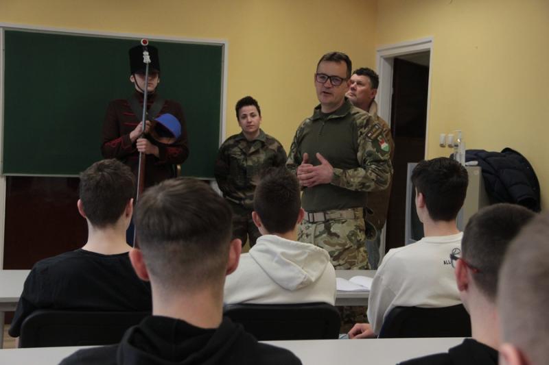 Honvédségi előadás a Vasvári Pál gimnáziumban
