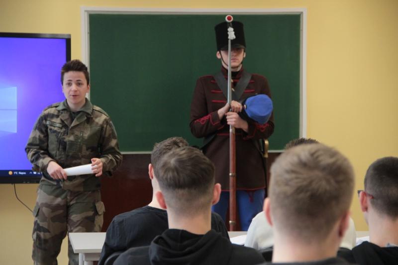Honvédségi előadás a Vasvári Pál gimnáziumban