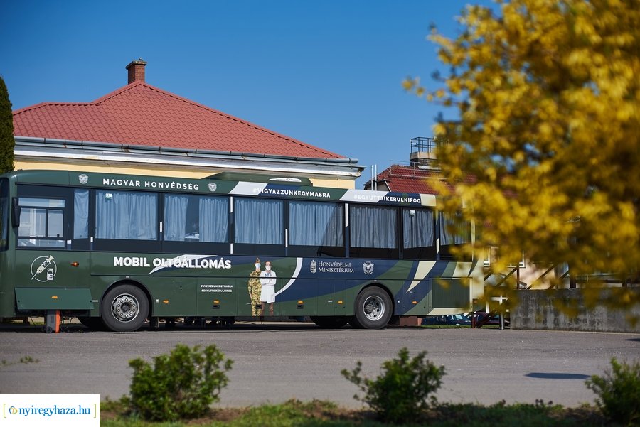 Honvédségi mobil oltóállomás Nábrádon