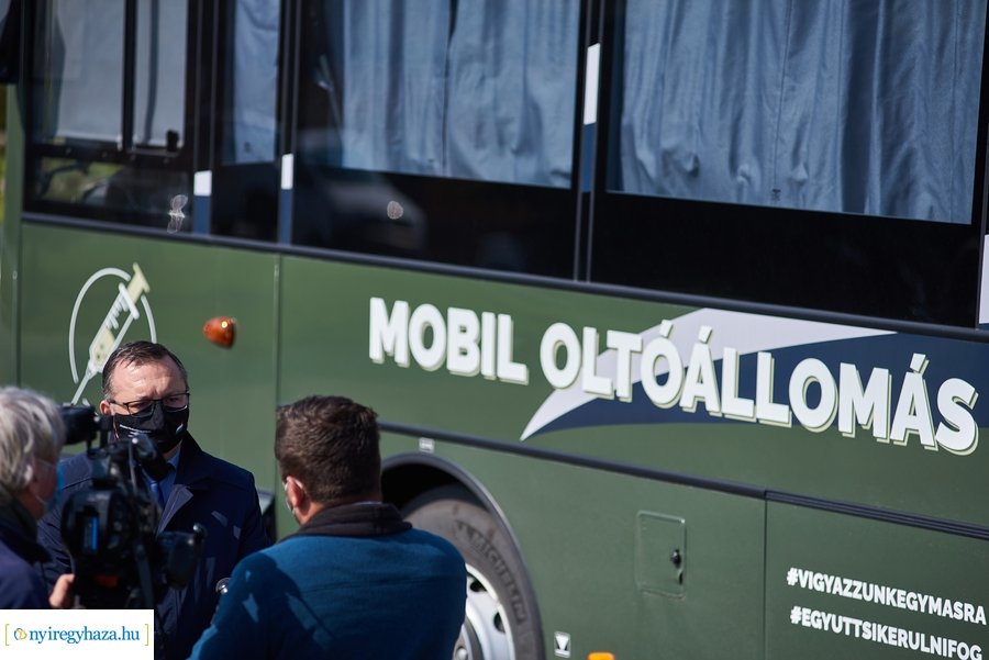 Honvédségi mobil oltóállomás Nábrádon