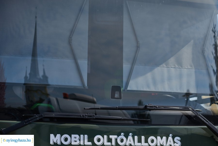 Honvédségi mobil oltóállomás Nábrádon