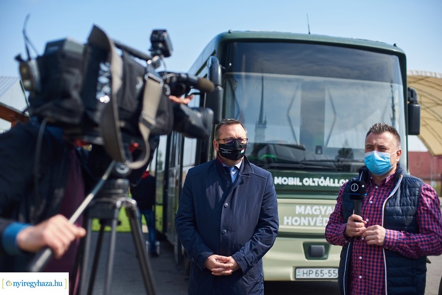 Honvédségi mobil oltóállomás Nábrádon