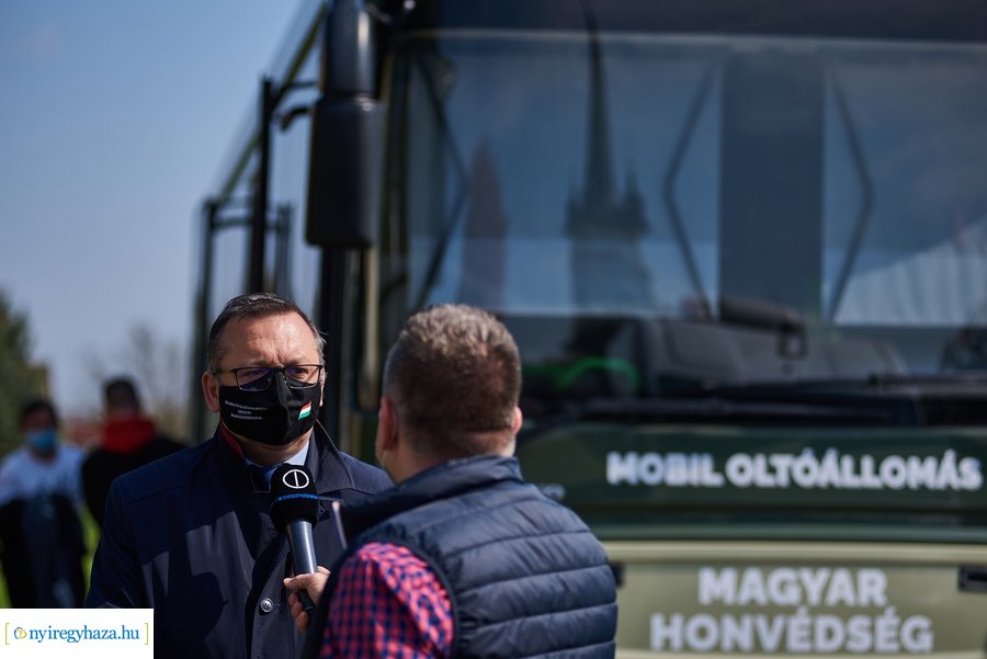 Honvédségi mobil oltóállomás Nábrádon