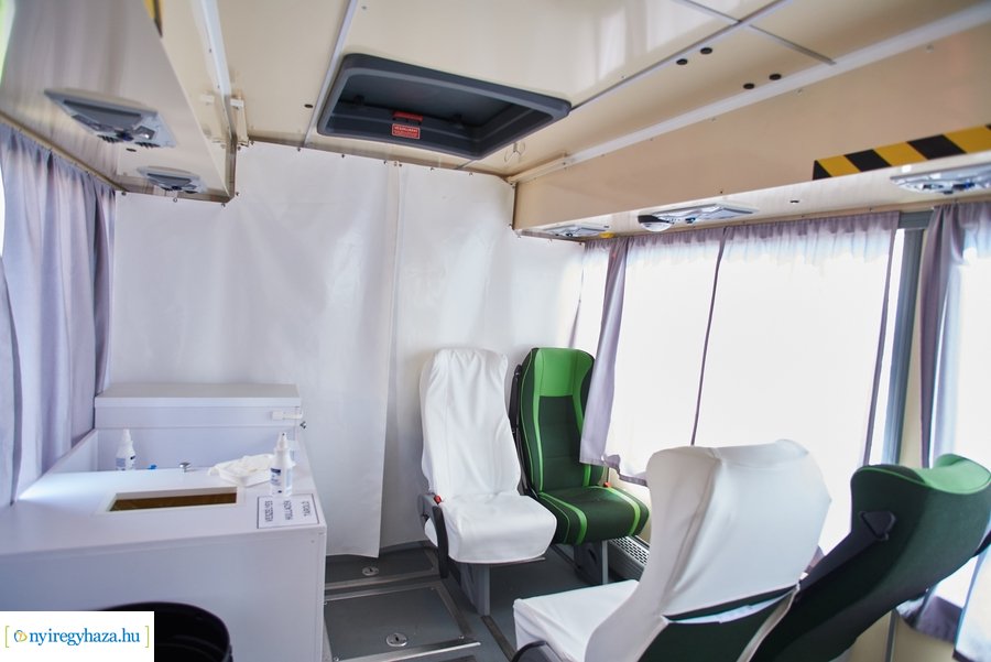 Honvédségi mobil oltóállomás Nábrádon