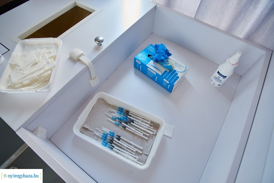 Honvédségi mobil oltóállomás Nábrádon