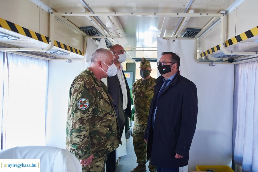 Honvédségi mobil oltóállomás Nábrádon