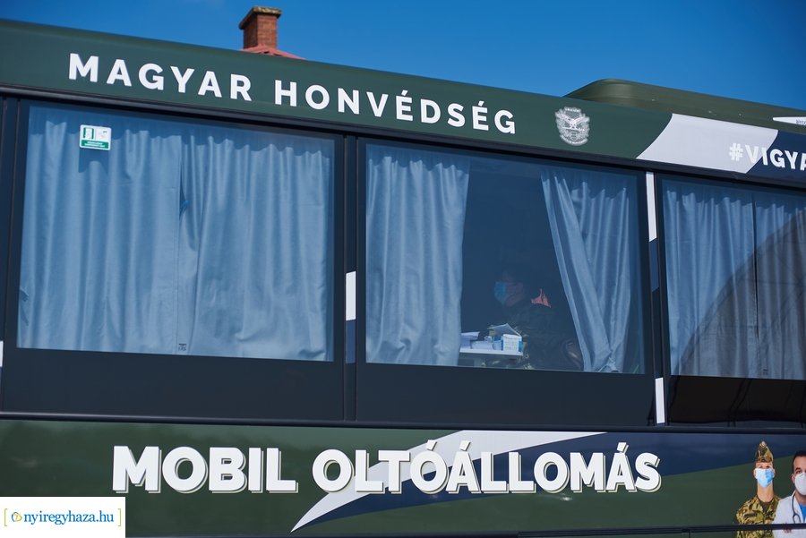 Honvédségi mobil oltóállomás Nábrádon