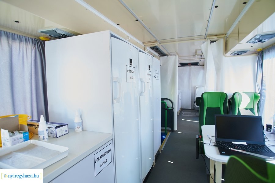 Honvédségi mobil oltóállomás Nábrádon