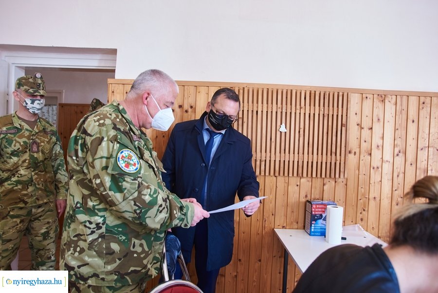 Honvédségi mobil oltóállomás Nábrádon