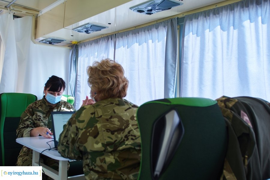 Honvédségi mobil oltóállomás Nábrádon