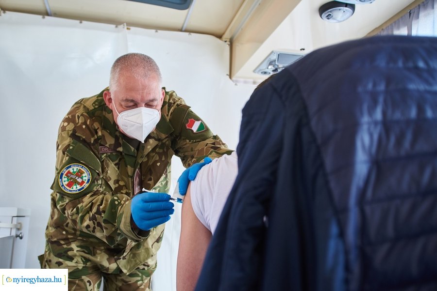 Honvédségi mobil oltóállomás Nábrádon