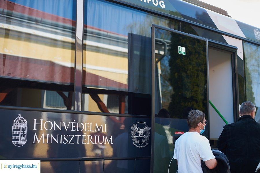 Honvédségi mobil oltóállomás Nábrádon