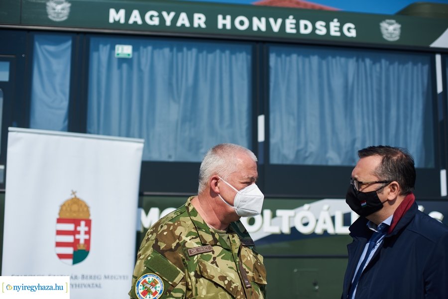 Honvédségi mobil oltóállomás Nábrádon