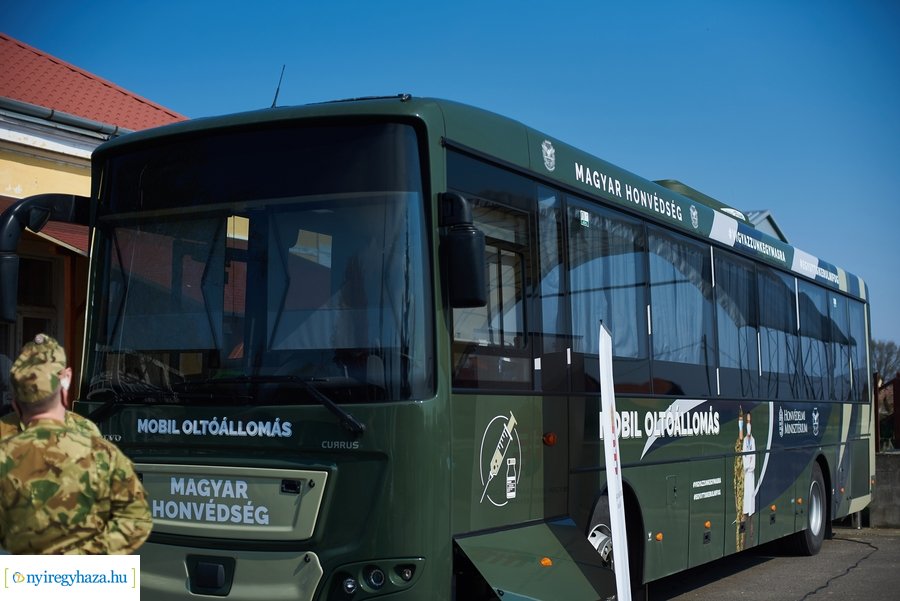 Honvédségi mobil oltóállomás Nábrádon