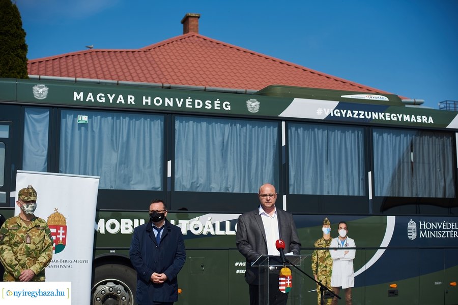 Honvédségi mobil oltóállomás Nábrádon