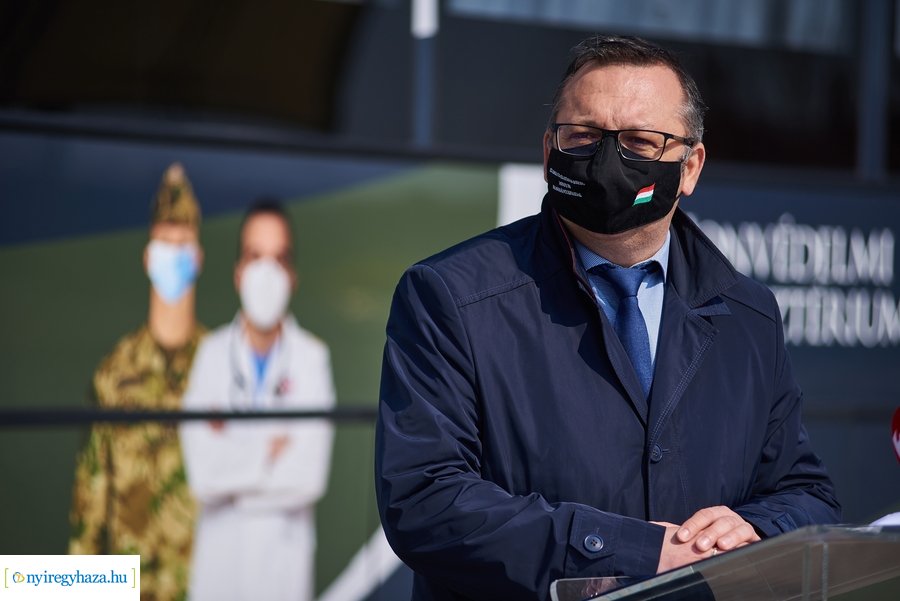 Honvédségi mobil oltóállomás Nábrádon