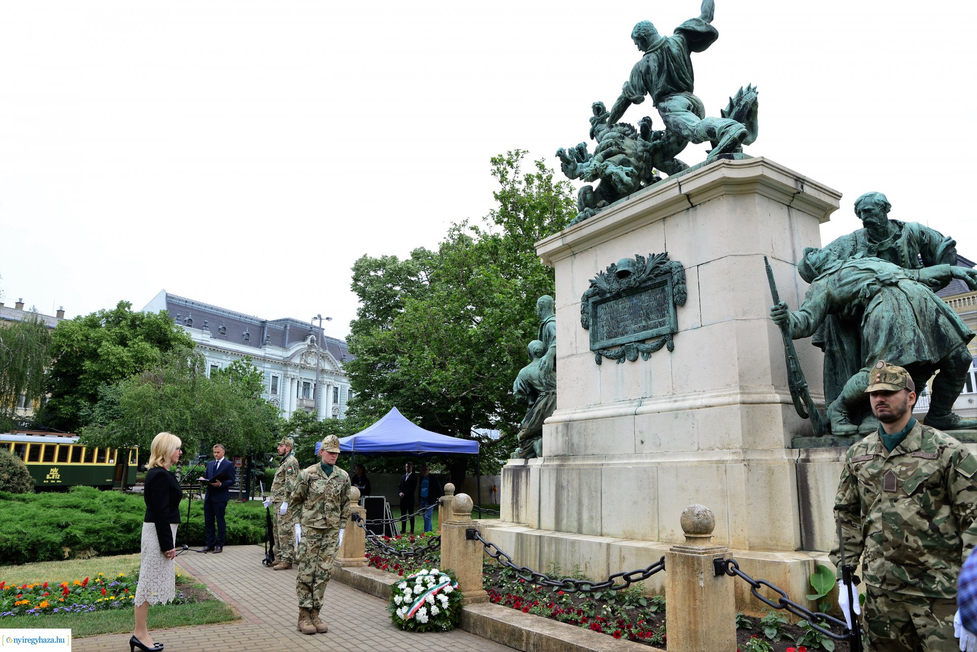 Hősök napja - koszorúzás a Hősök terén
