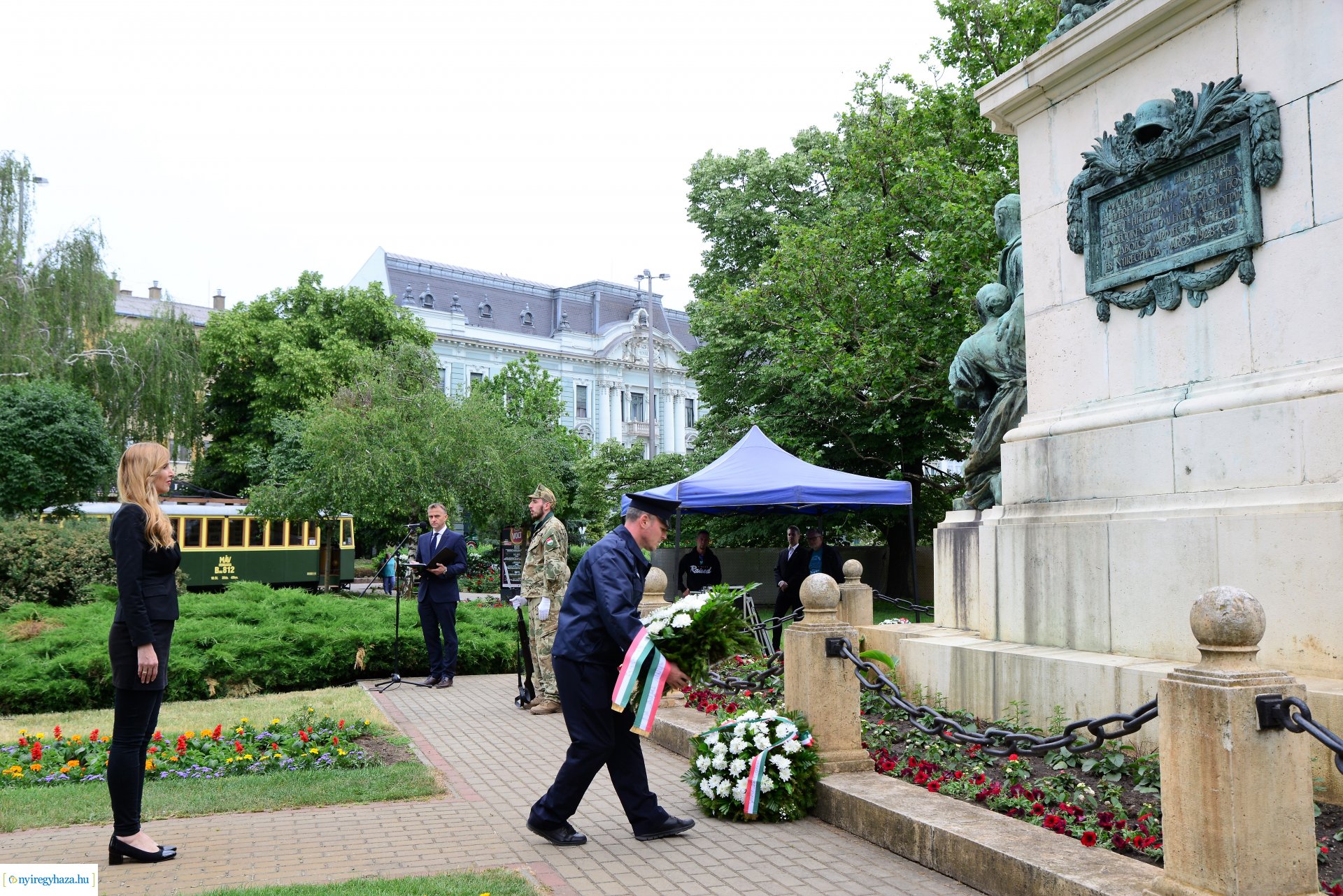 Hősök napja - koszorúzás a Hősök terén