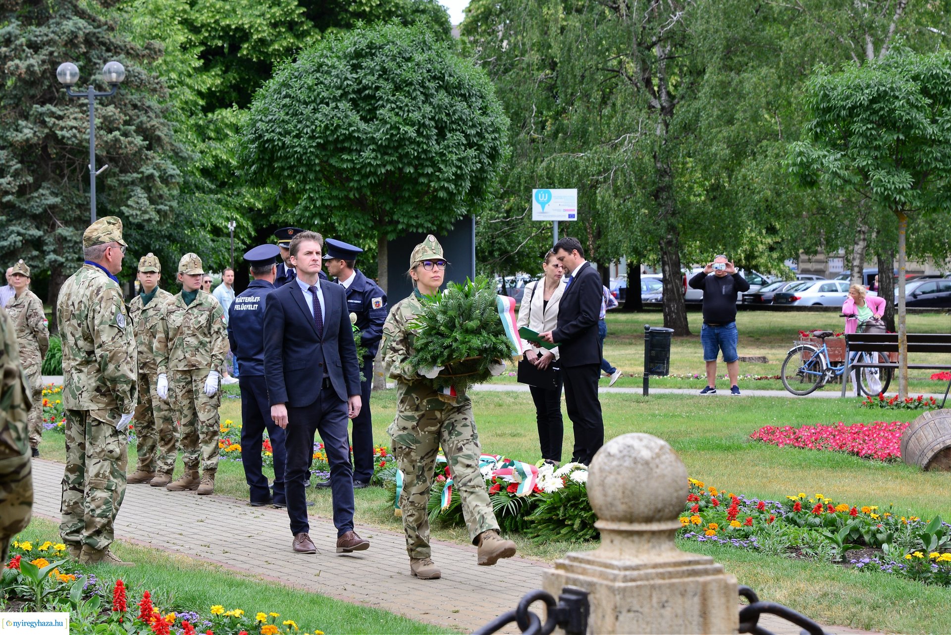 Hősök napja - koszorúzás a Hősök terén