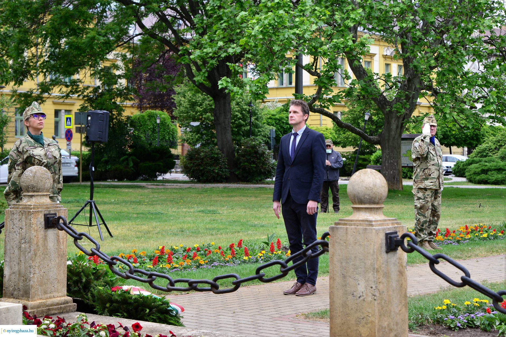 Hősök napja - koszorúzás a Hősök terén