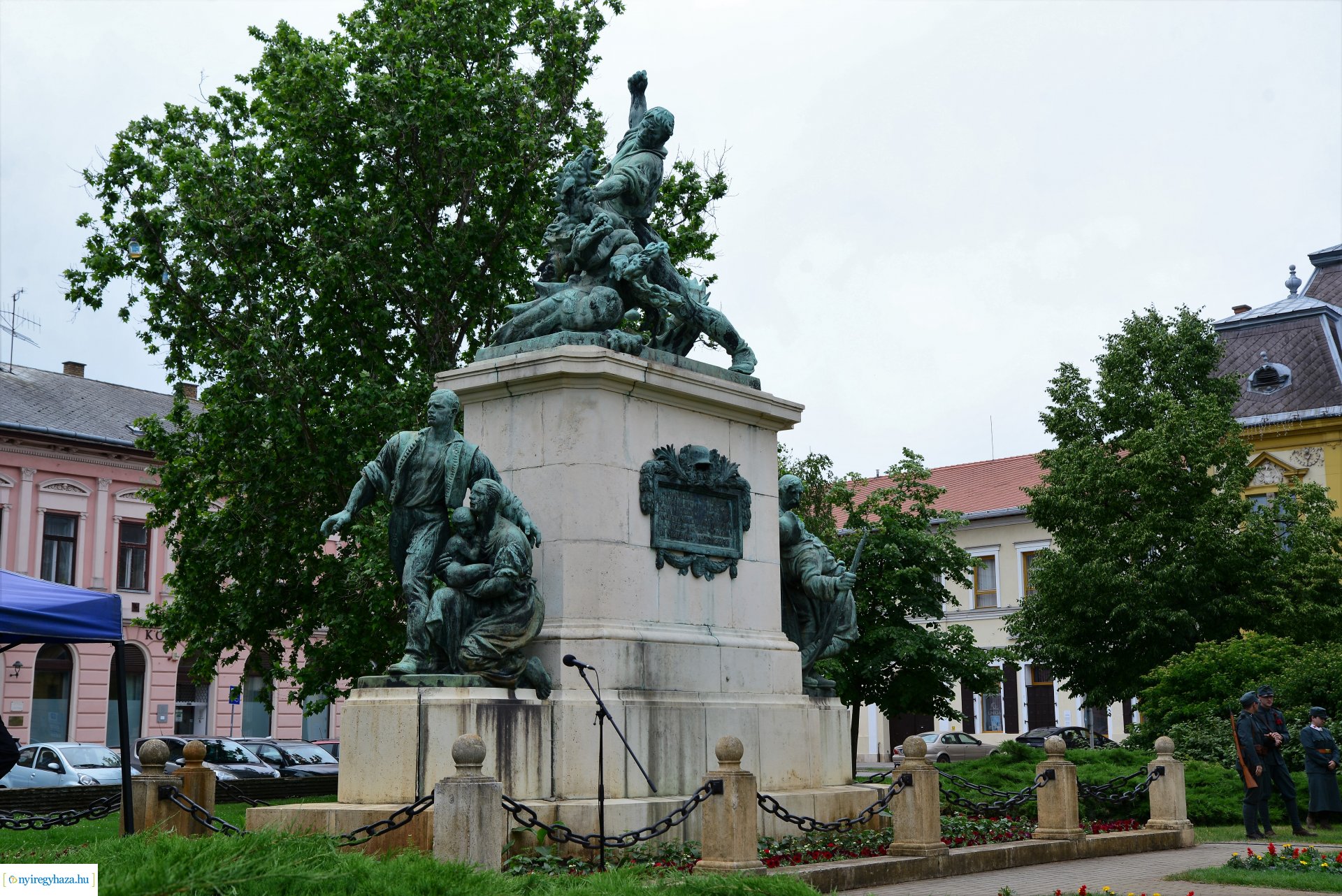 Hősök napja - koszorúzás a Hősök terén