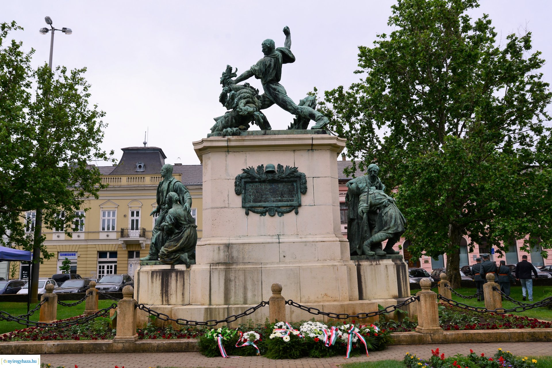 Hősök napja - koszorúzás a Hősök terén