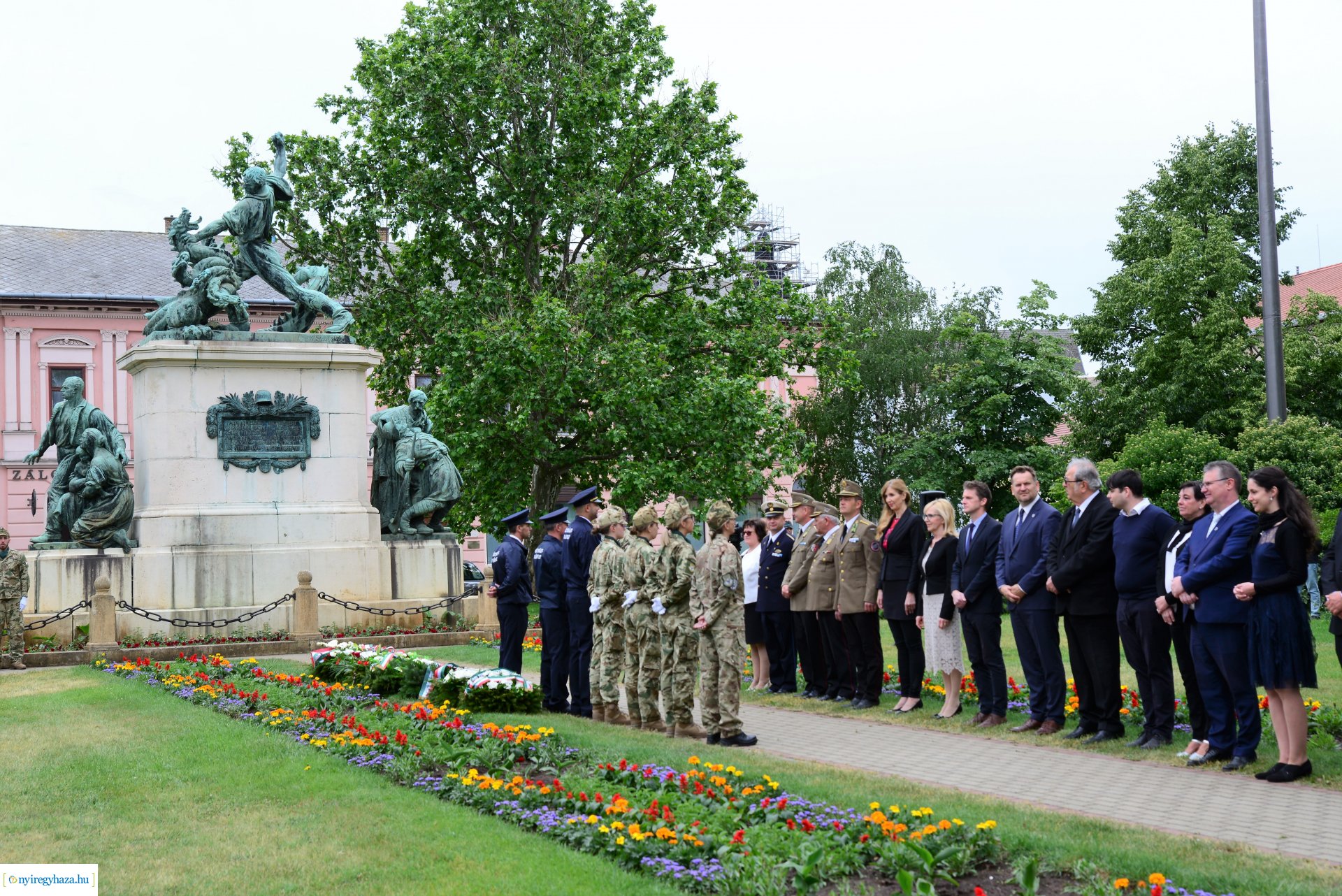 Hősök napja - koszorúzás a Hősök terén