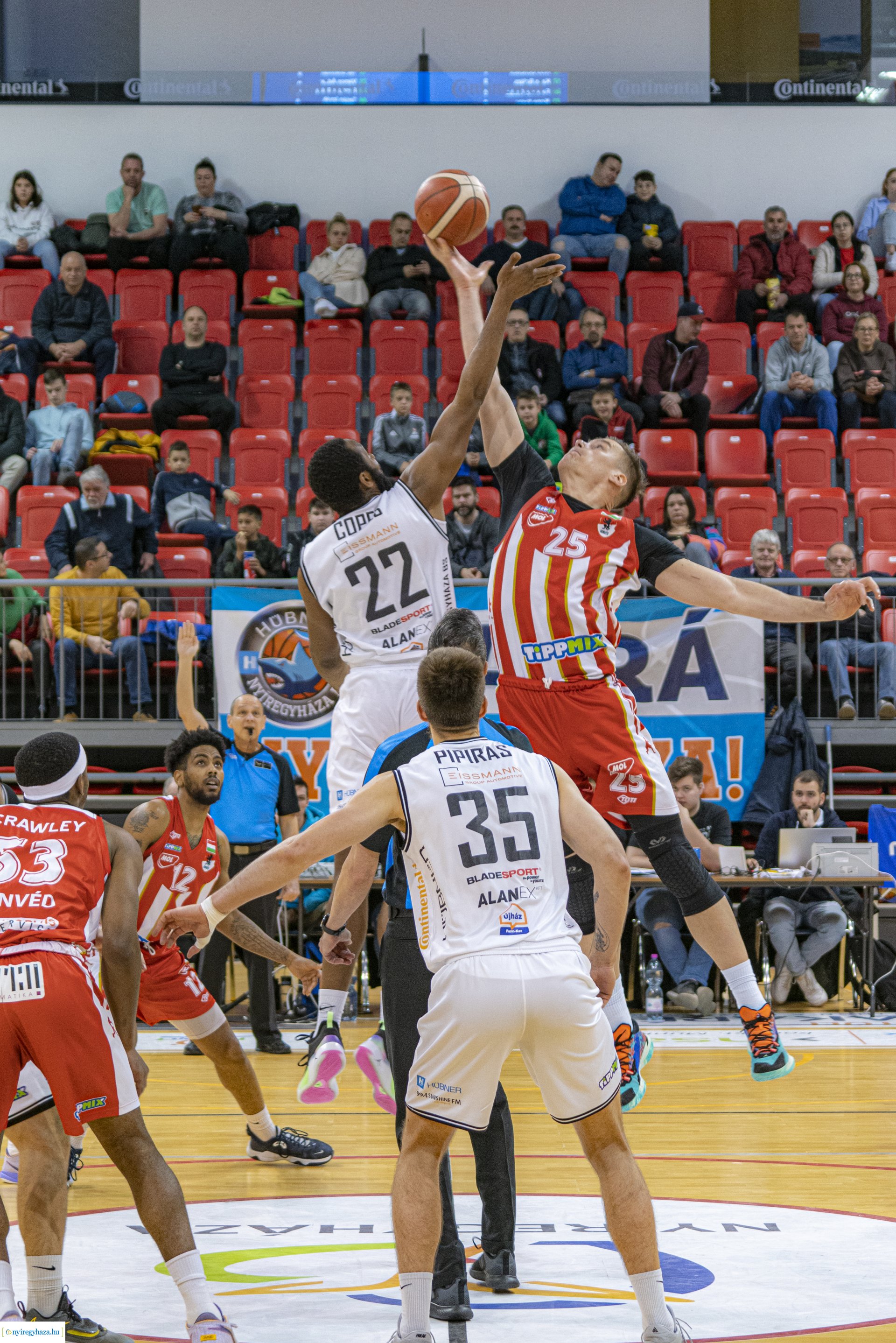 Hübner Nyíregyháza BS - Budapesti Honvéd Sportegyesület kosárlabda mérkőzés a Continental Arénában