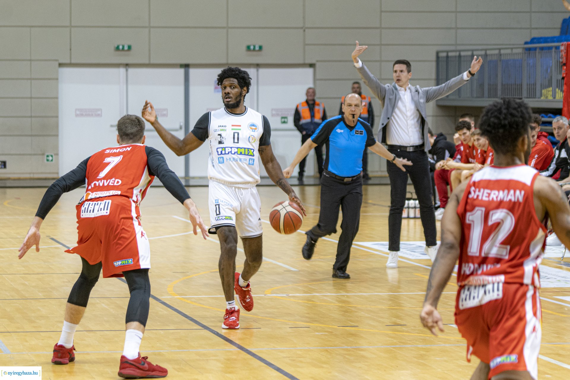 Hübner Nyíregyháza BS - Budapesti Honvéd Sportegyesület kosárlabda mérkőzés a Continental Arénában