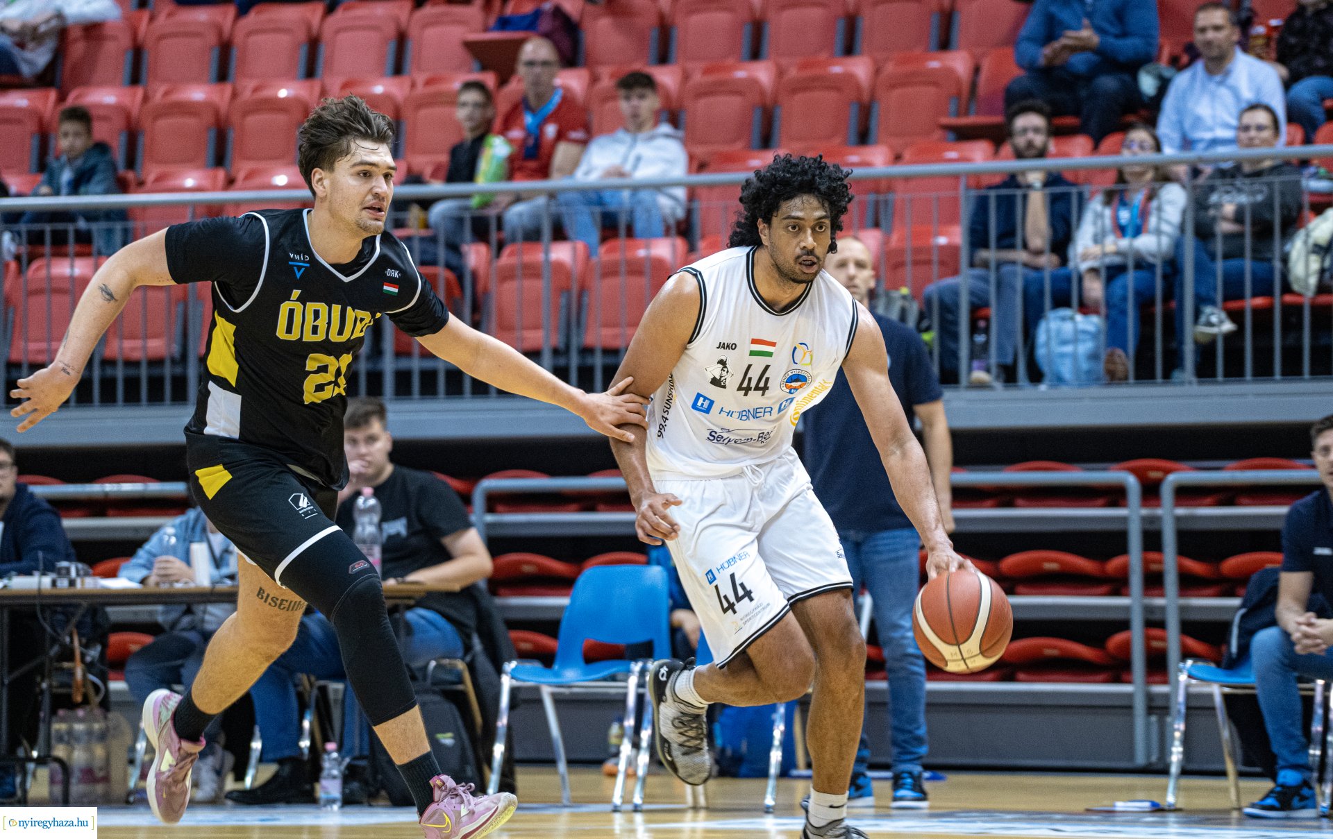 Hübner Nyíregyháza BS vs Óbudai Kaszások kosárlabda mérkőzés a Continental Arénában