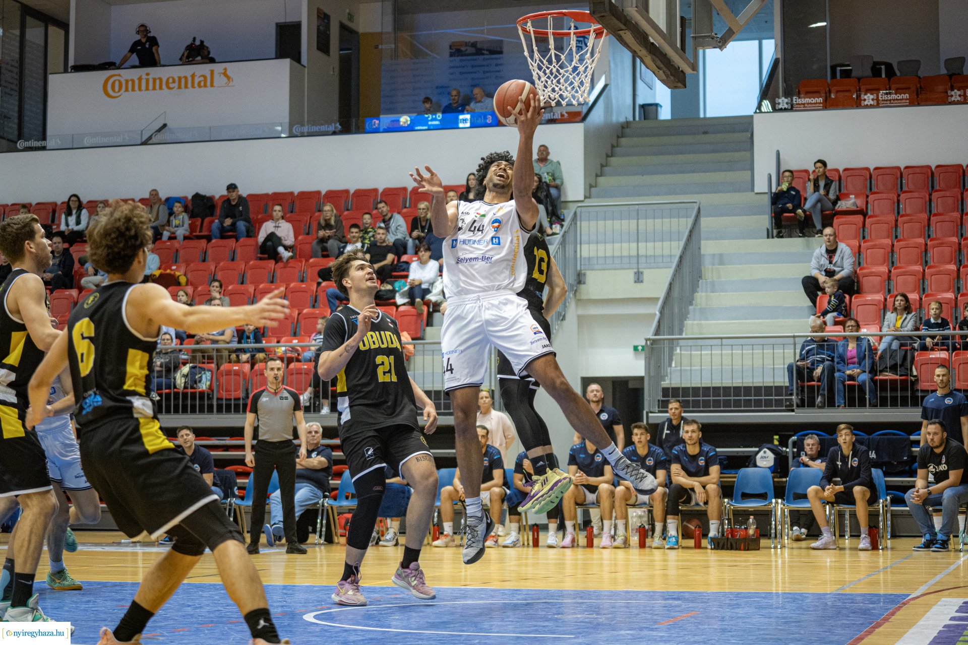 Hübner Nyíregyháza BS vs Óbudai Kaszások kosárlabda mérkőzés a Continental Arénában