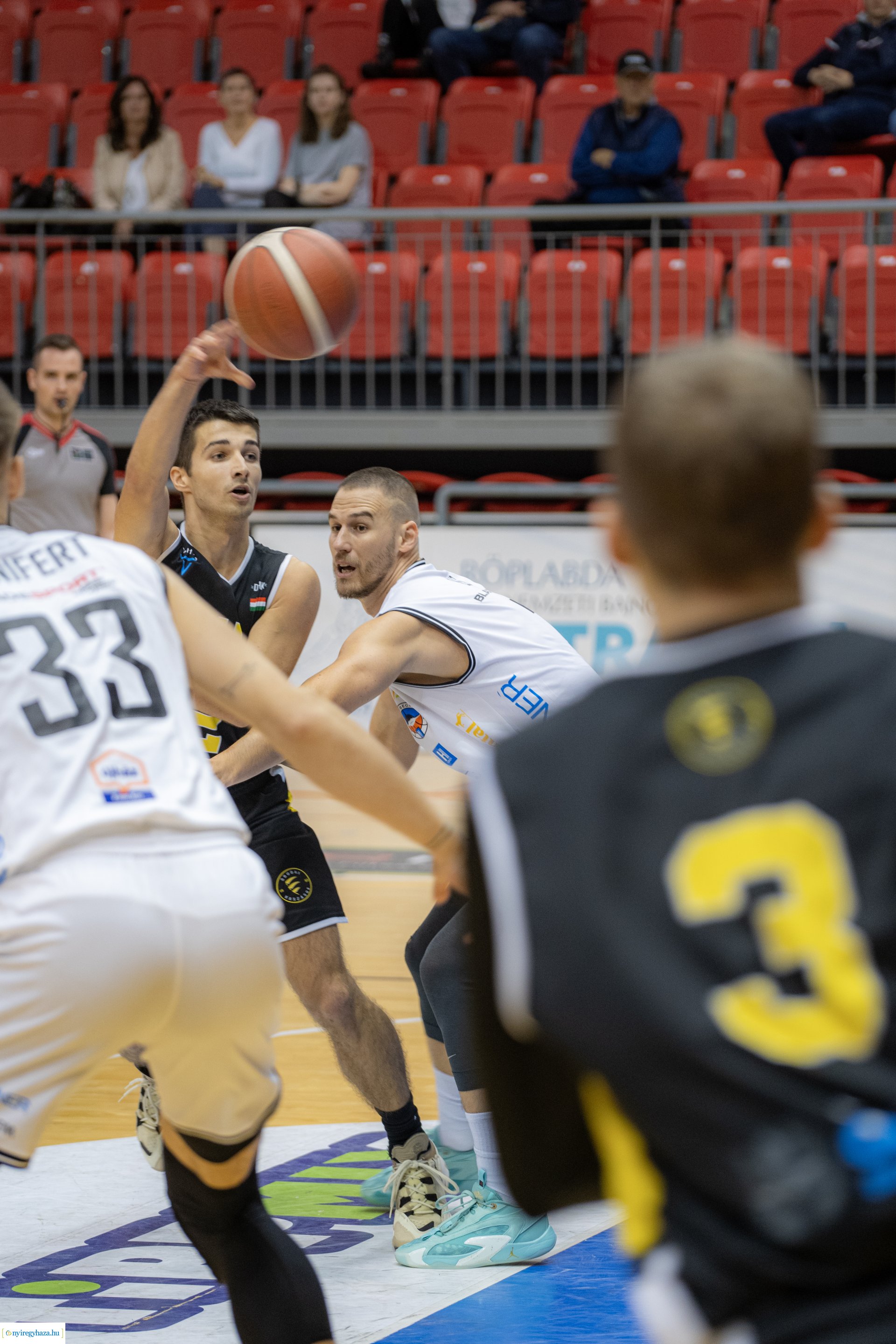 Hübner Nyíregyháza BS vs Óbudai Kaszások kosárlabda mérkőzés a Continental Arénában