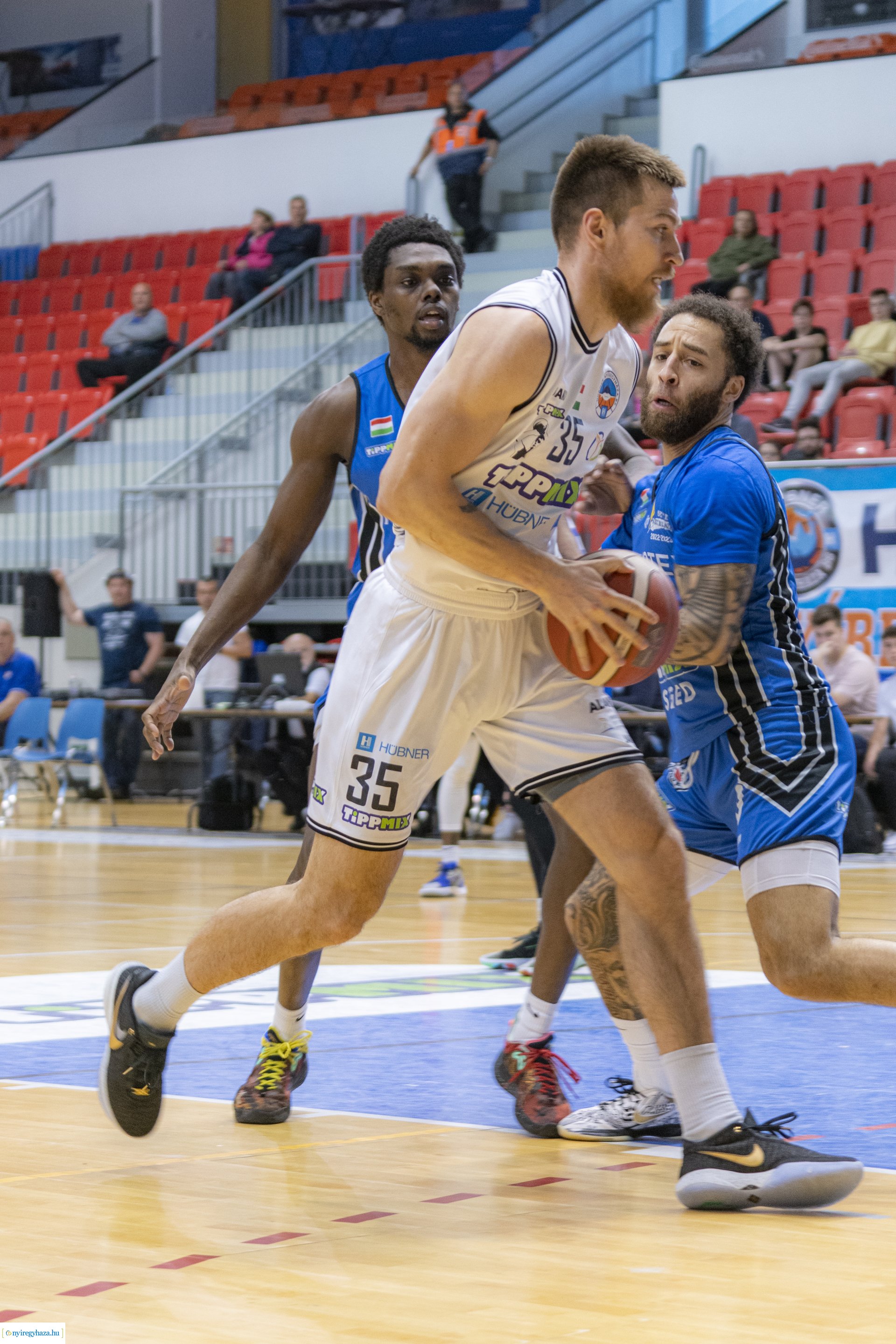 Hübner Nyíregyháza BS–Naturtex-SZTE-Szedeák kosárlabda mérkőzés
