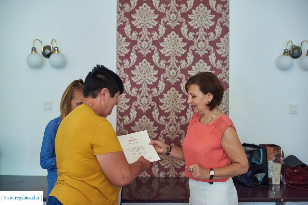 Humaniter oklevelek átadása