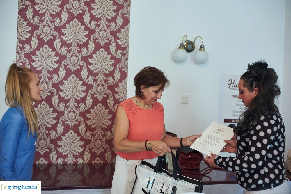 Humaniter oklevelek átadása