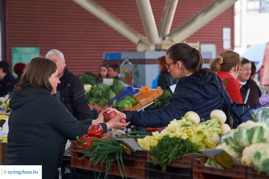 Húsvét előtt a Búza téri piacon 2022