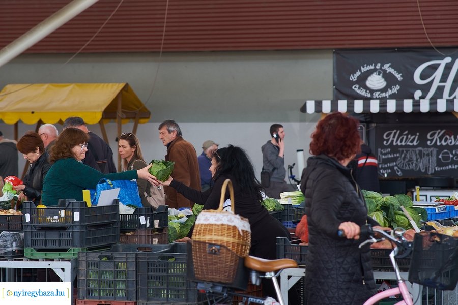 Húsvét előtt a Búza téri piacon 2022