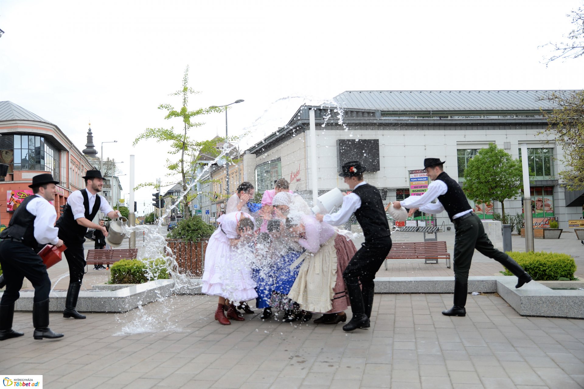 Húsvéti locsolkódás a belvárosban