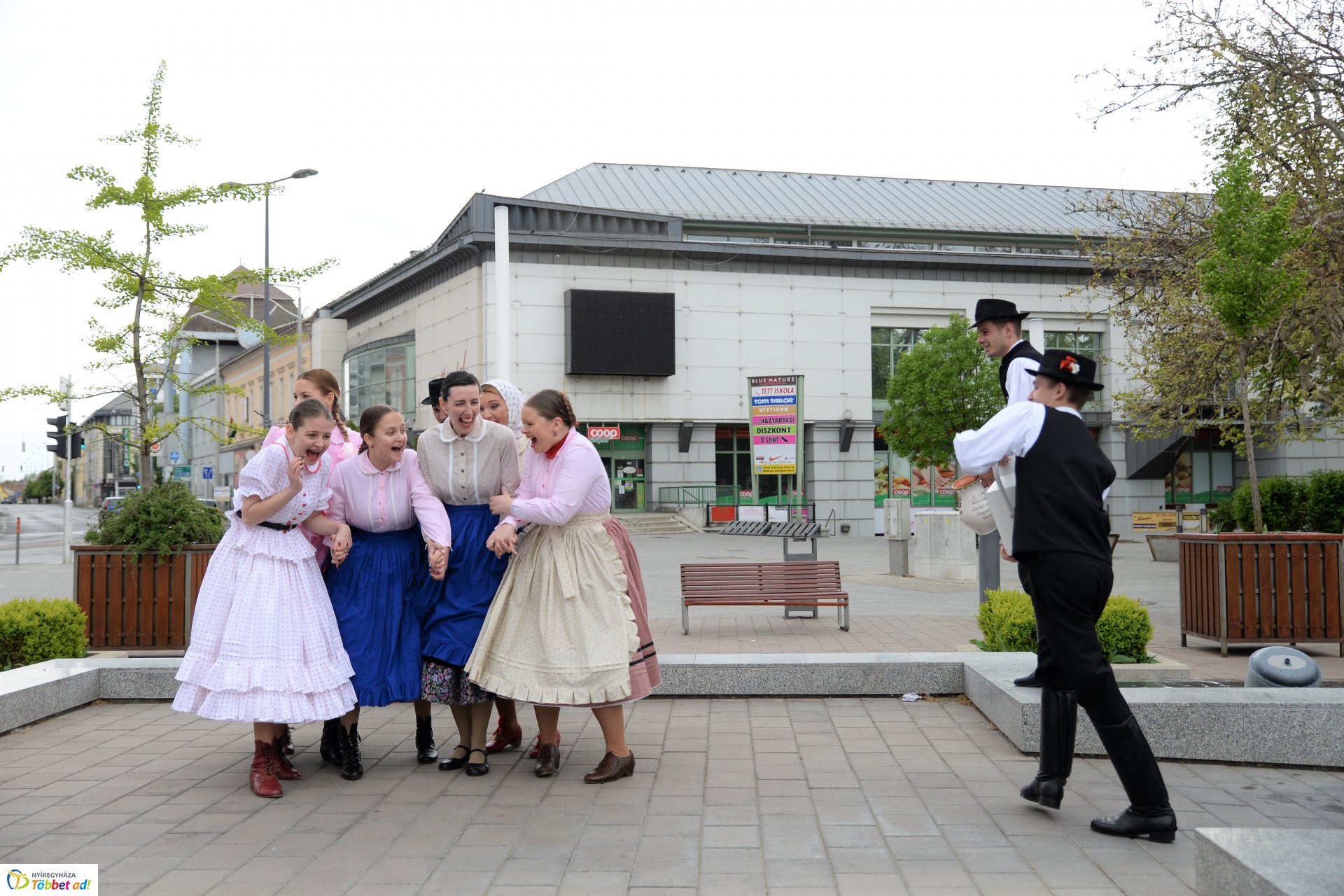 Húsvéti locsolkódás a belvárosban