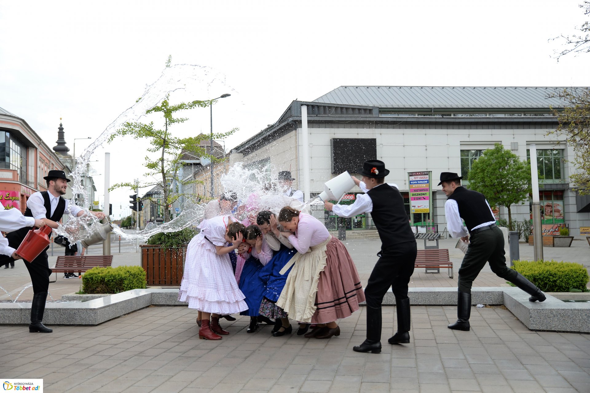 Húsvéti locsolkódás a belvárosban