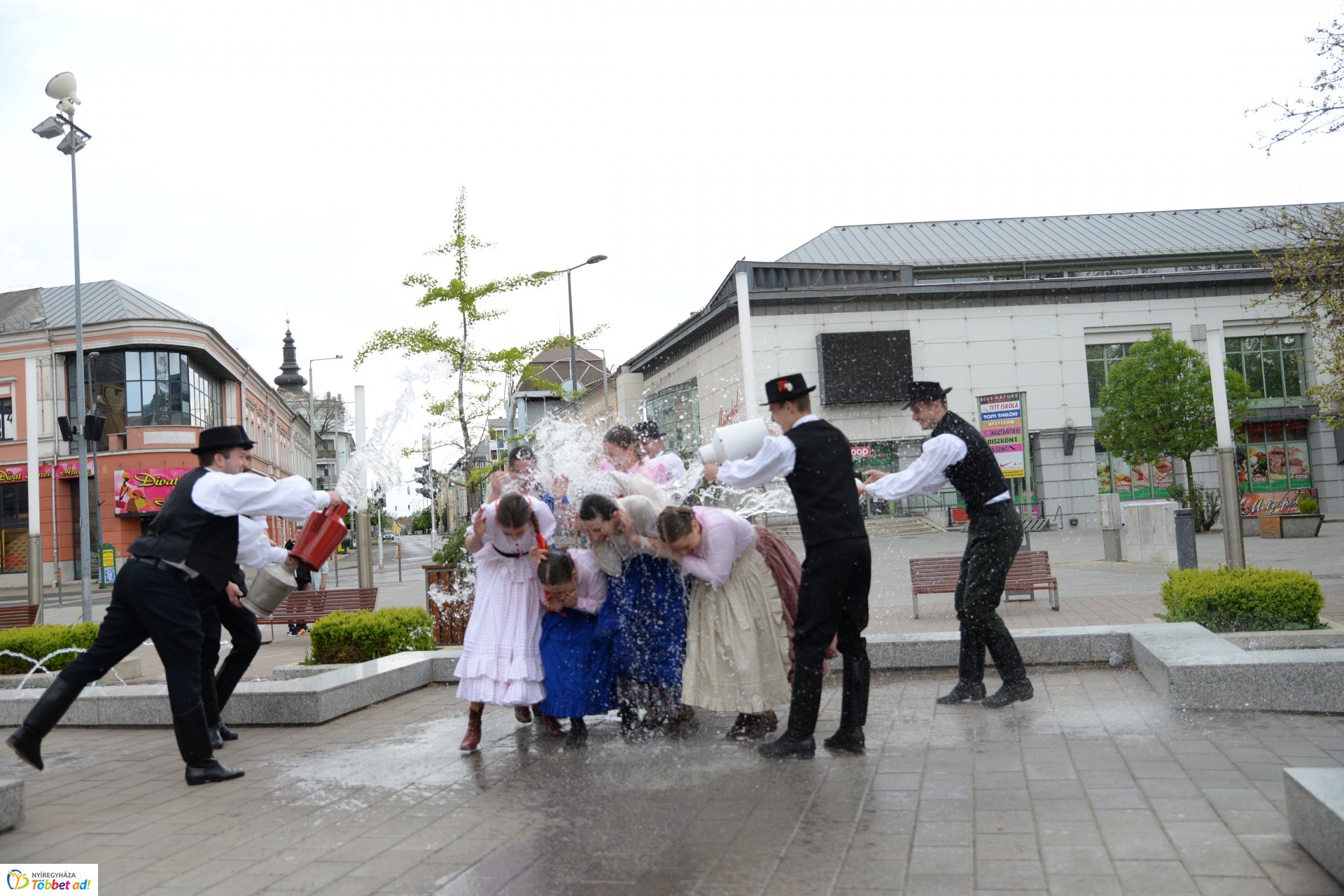 Húsvéti locsolkódás a belvárosban