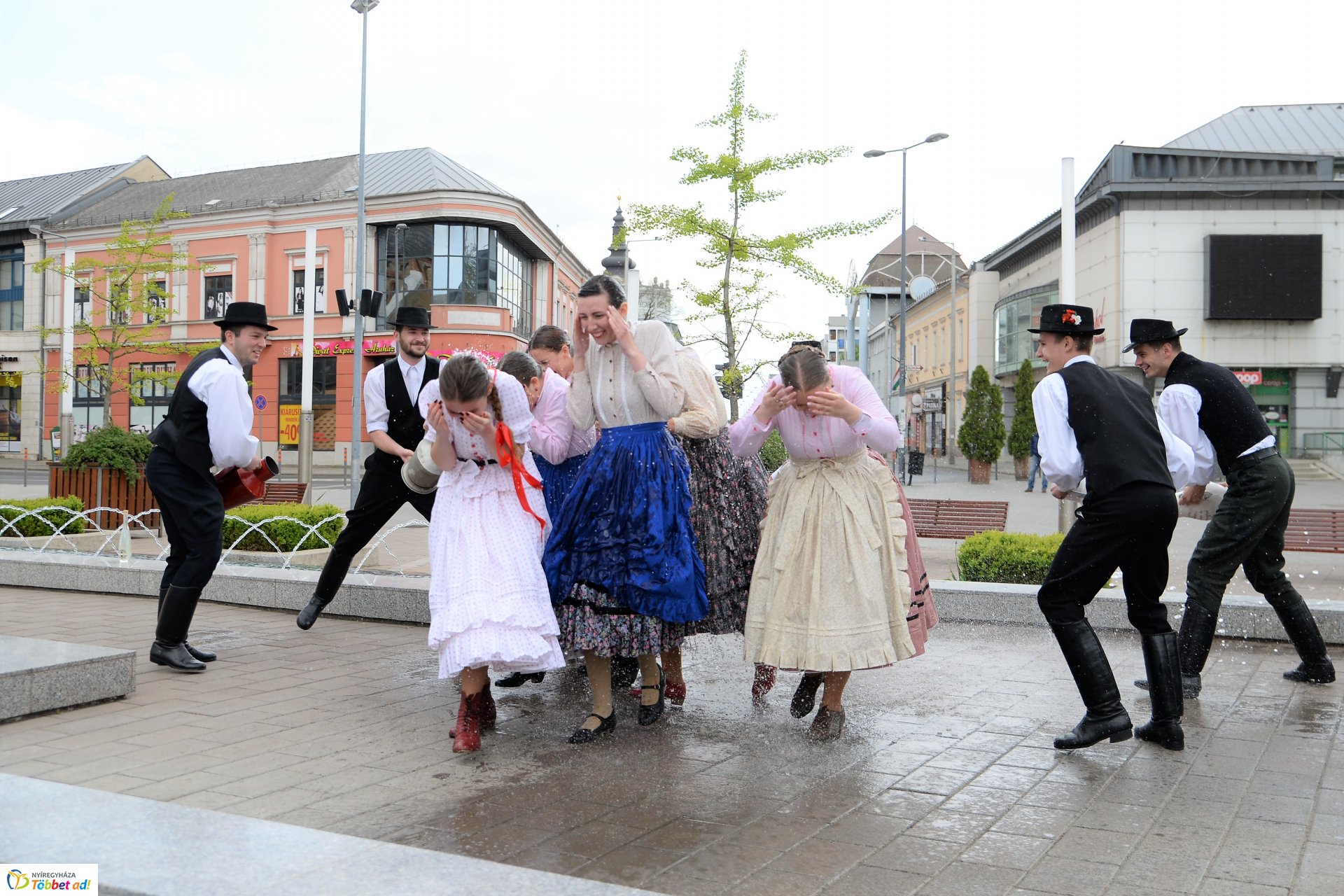 Húsvéti locsolkódás a belvárosban