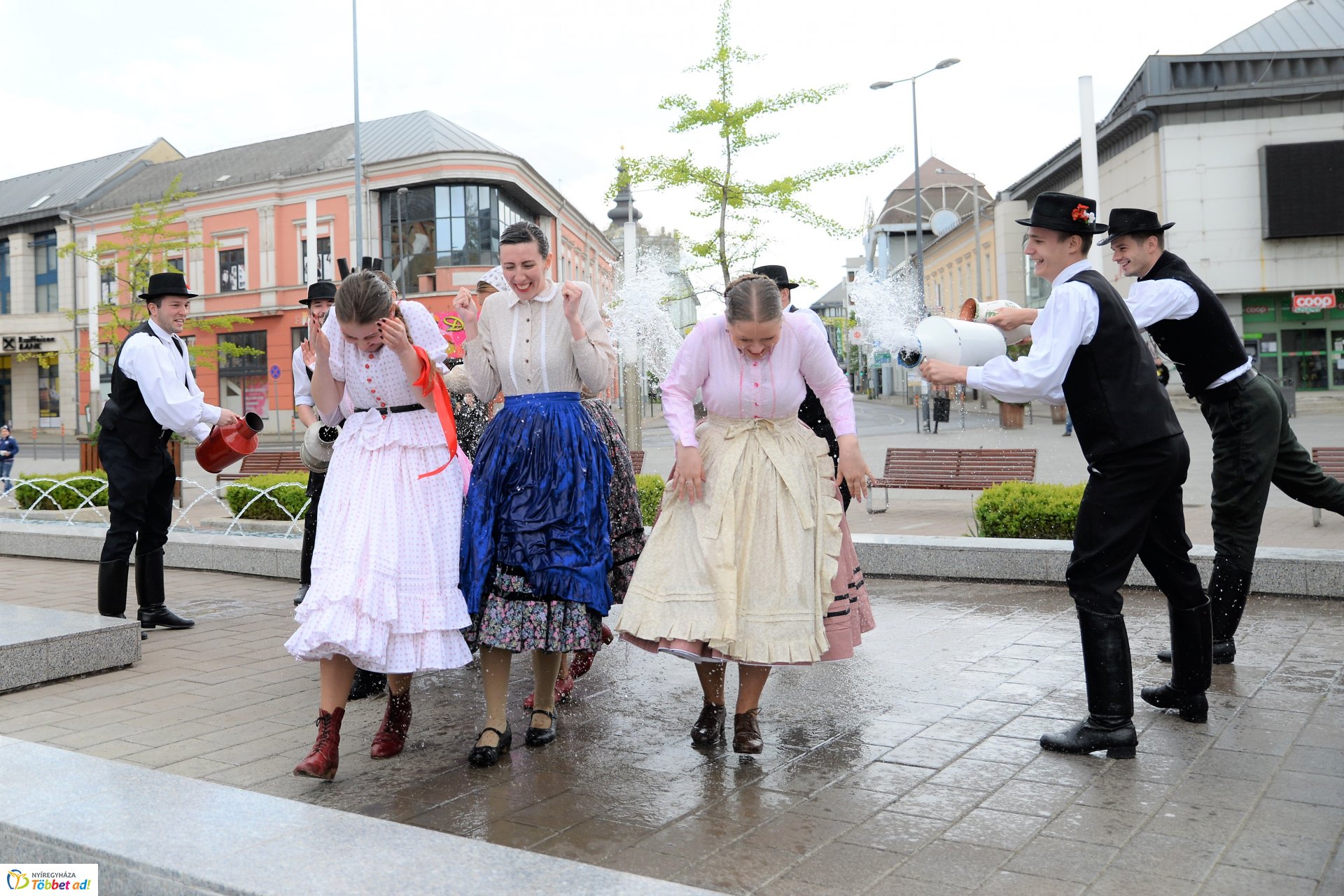 Húsvéti locsolkódás a belvárosban